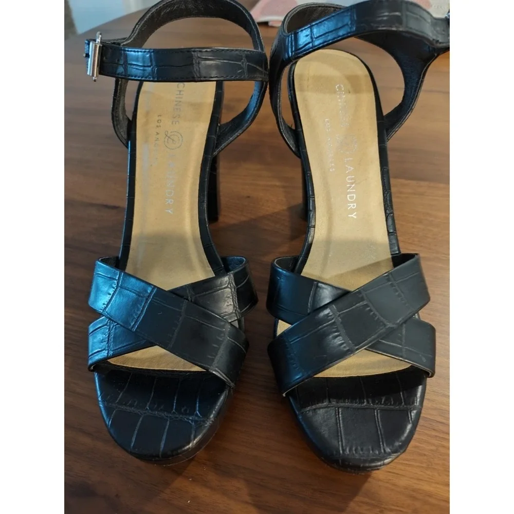 Chinese Laundry Block Heel Sandal with a Croc-Embossed Finish Size‎ 9